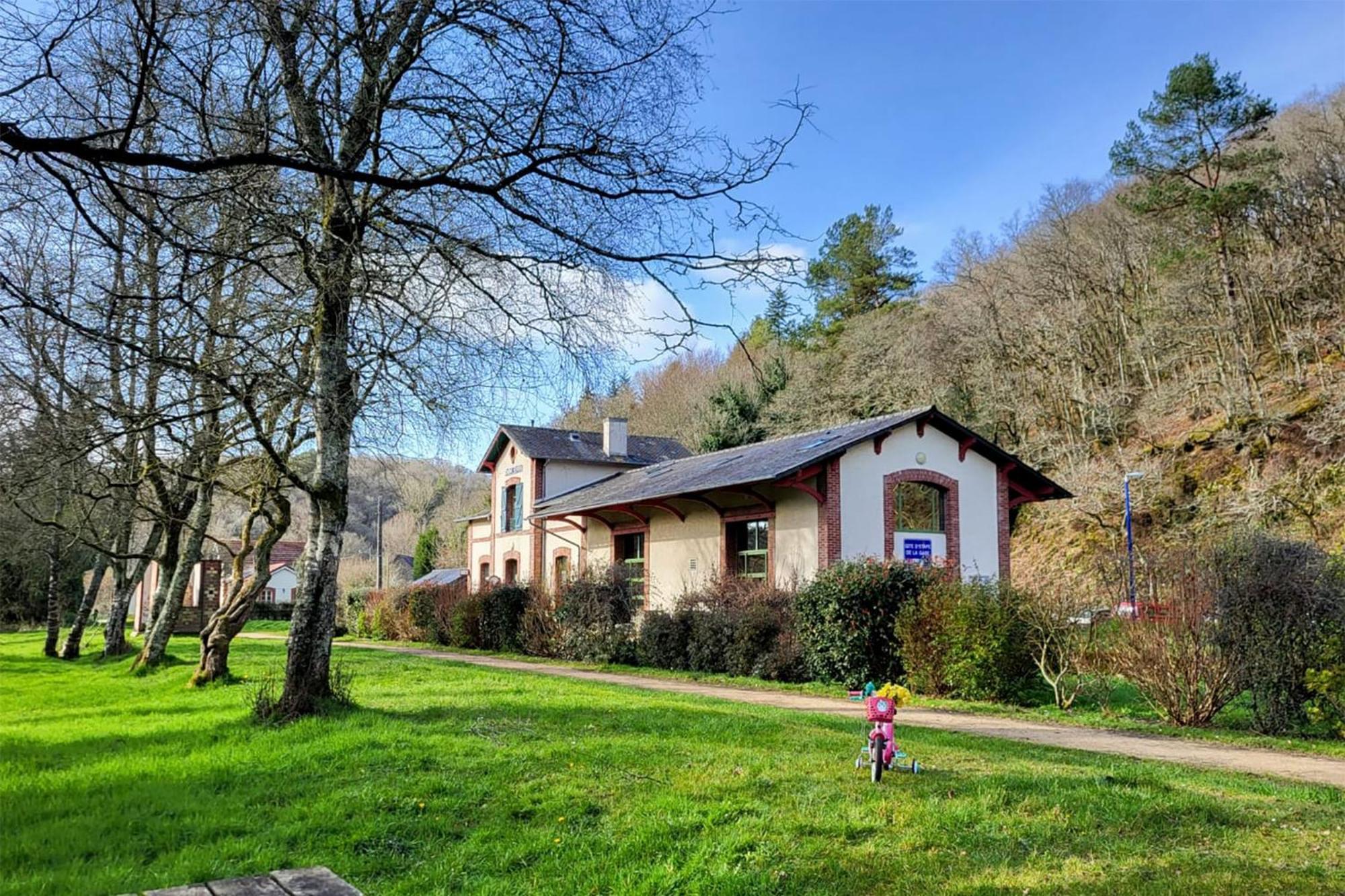 Ostal Scrignac - Gite D'Etape De La Gare エクステリア 写真